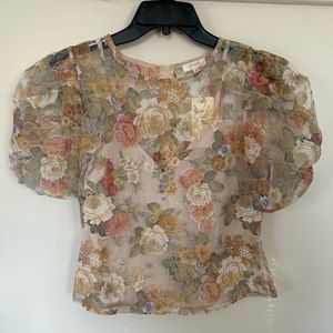 Feminine floral top by Peach.